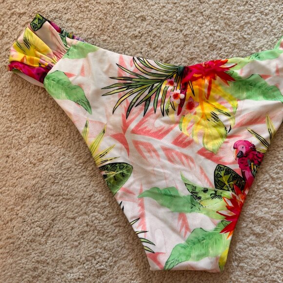 Bikini - Picture 6 of 12